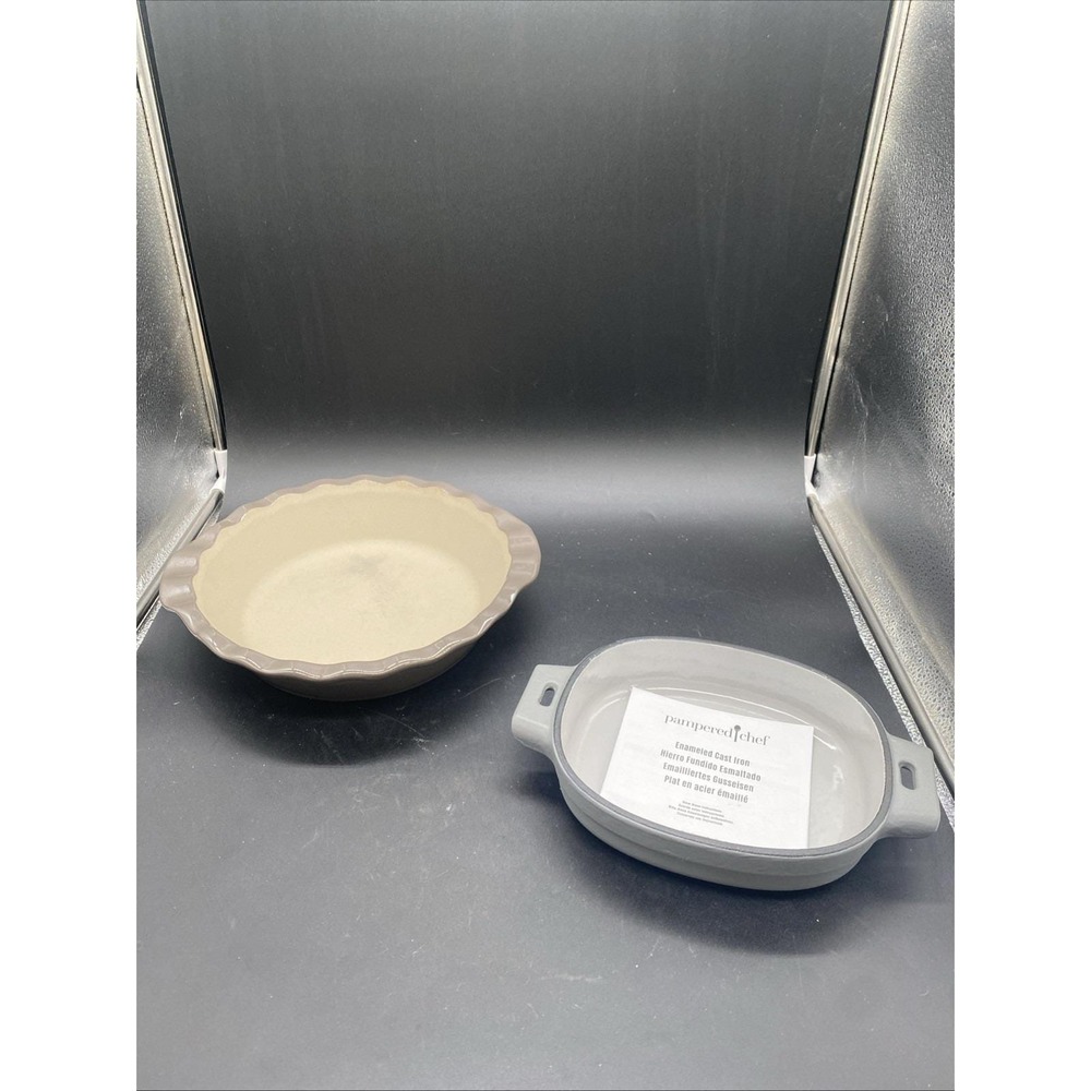 Pampered Chef Pie Pan 9x1.3in - Pampered Chef Enameled Cast Iron 8x7x2
